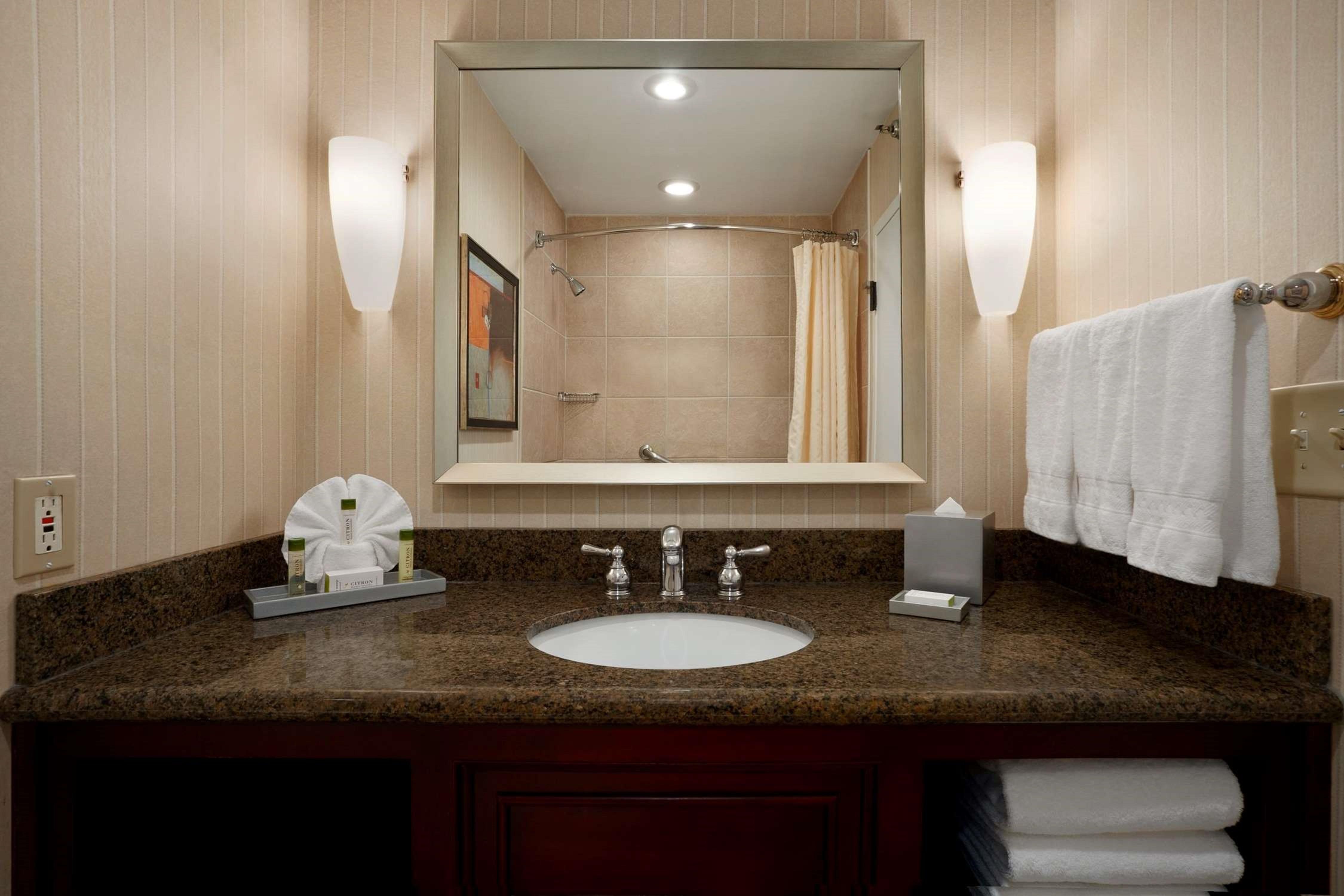 Hotel Doubletree By Hilton Salt Airport 3*