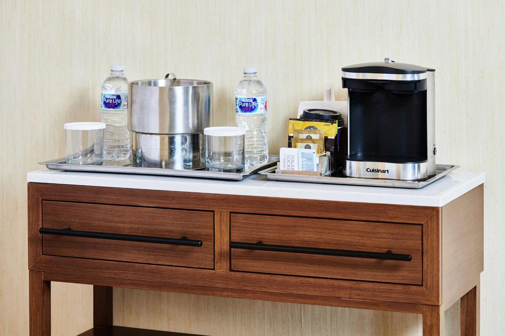 Hotel Doubletree By Hilton Salt Airport 3*